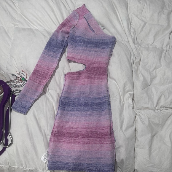 Elegant Pastel Striped Cut-Out Dress - Picture 2 of 4